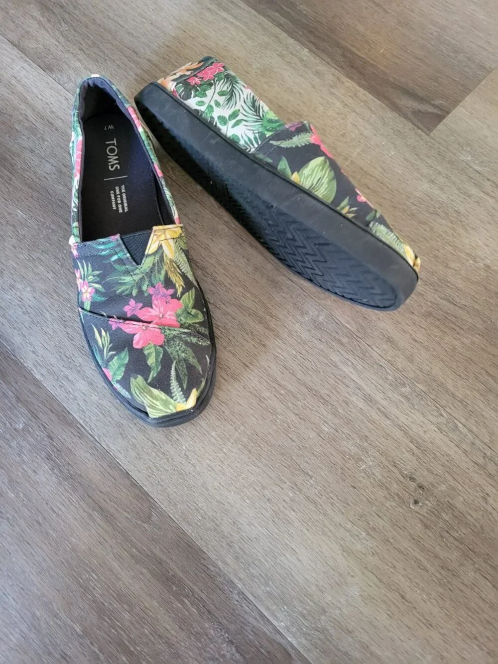 TOMS Women's size 7 Shoes - Picture 2 of 2